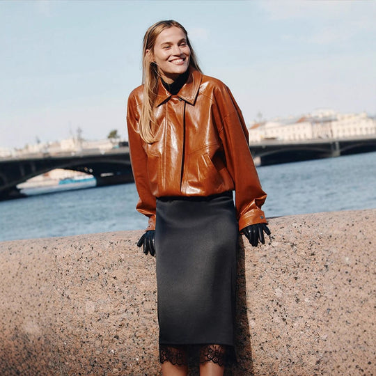 Damen Kurzblouson aus veganem Glattleder mit Boxy‑Silhouette und verdeckter Druckknopfleiste Nord Taschen