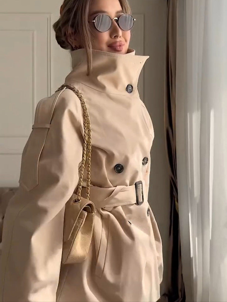 Damen Kurzer Boxy-Trenchcoat mit hohem Stehkragen, doppelreihiger Front & Taillengürtel Nord Taschen