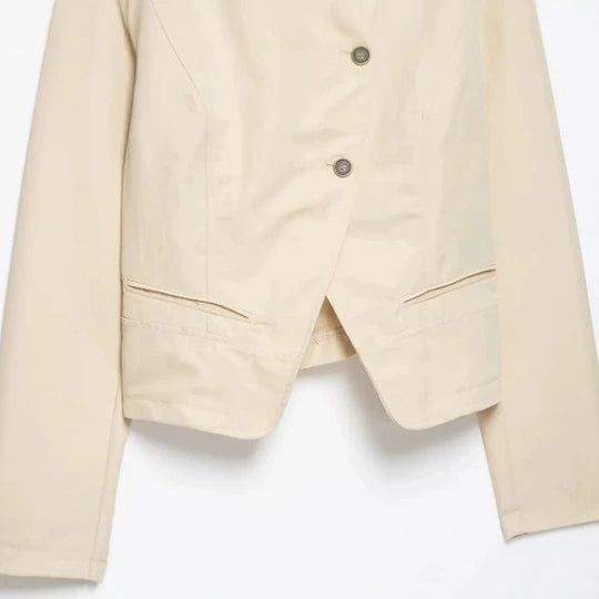 Damen Kurze taillierte Freizeitjacke im Blousonstil mit asymmetrischer Knopfreihe und Stehkragen Nord Taschen