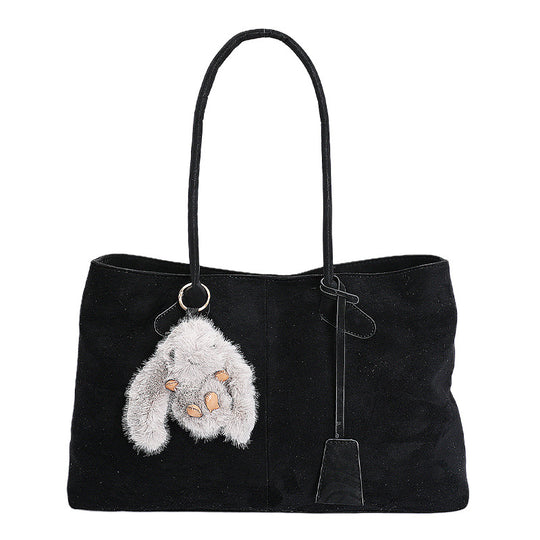 Damen modische Schultertasche aus hochwertigem Wildleder mit charmantem Plüschanhänger Nord Taschen