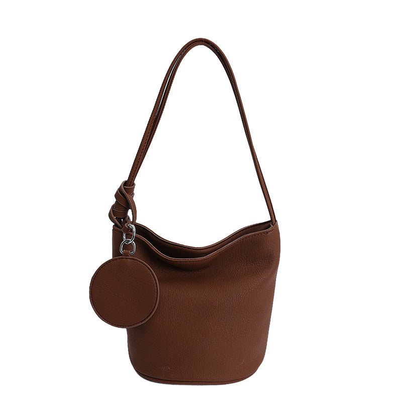 Damen Hobo-Tasche aus strukturiertem Kunstleder mit verspieltem Anhänger Nord Taschen