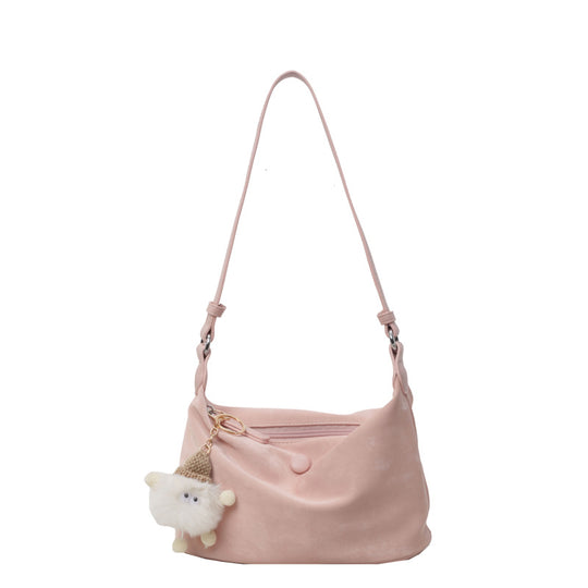 Damen Umhängetasche mit praktischem Reißverschluss und charmantem Anhänger | Nord Taschen