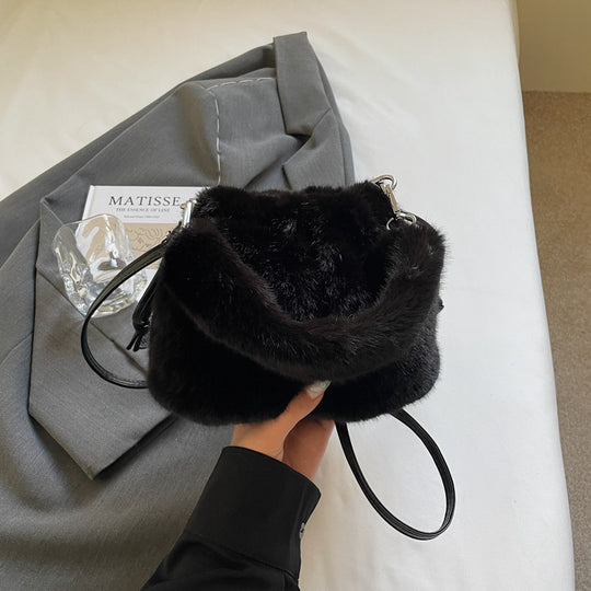 Damen Beuteltasche aus luxuriösem Kunstfell mit elegantem Tragegurt Nord Taschen
