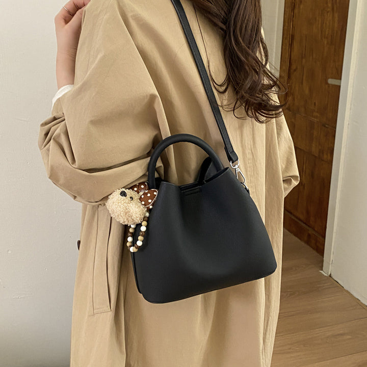Damen Hobo-Tasche mit abnehmbarem Plüschanhänger Nord Taschen