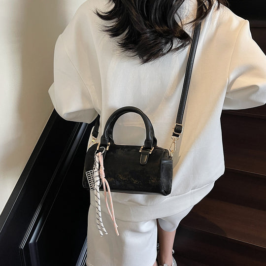 Damen elegante Umhängetasche mit abnehmbarem Schulterriemen und modischem Anhänger Nord Taschen