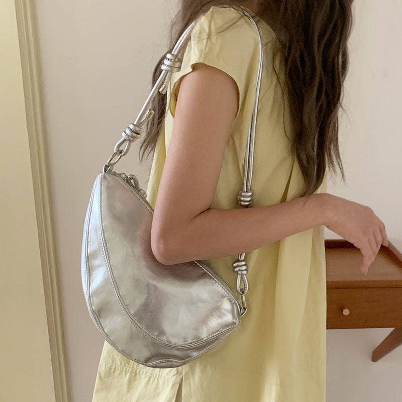 Damen Hobo-Tasche mit geschmeidiger Oberfläche und goldenen Verzierungen Nord Taschen