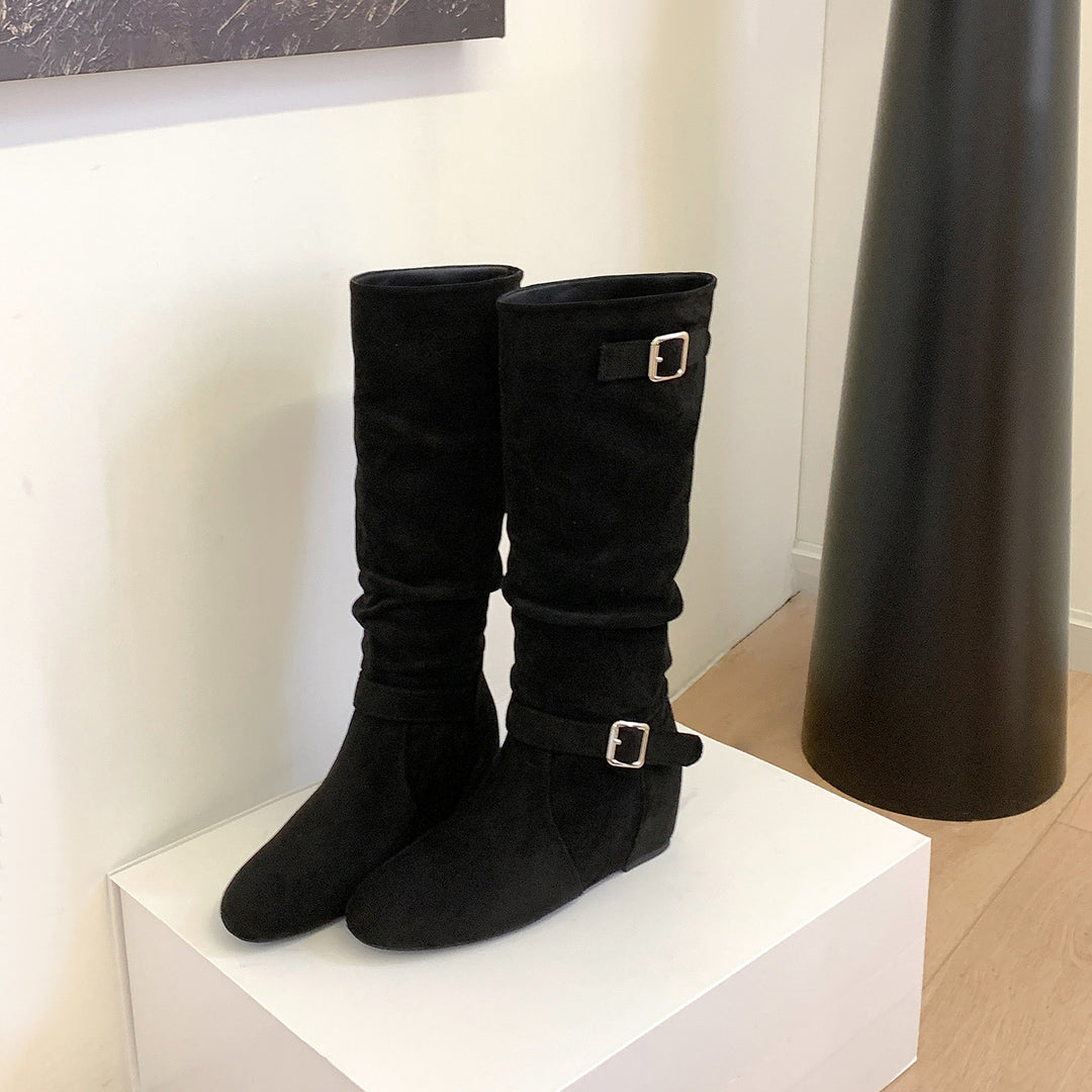 Damen Kniehohe Veloursleder-Slouchstiefel mit verstellbaren Zierriemen und flacher Keilsohle Nord Taschen