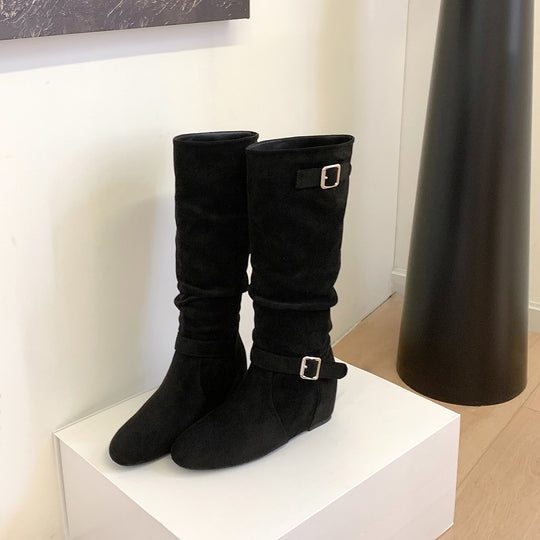 Damen Kniehohe Veloursleder-Slouchstiefel mit verstellbaren Zierriemen und flacher Keilsohle Nord Taschen