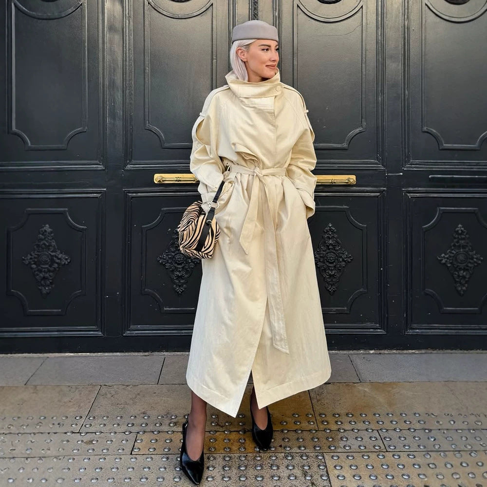 Damen langer leichter Trenchcoat mit weitem Schalkragen und überschnittener Schulter Nord Taschen
