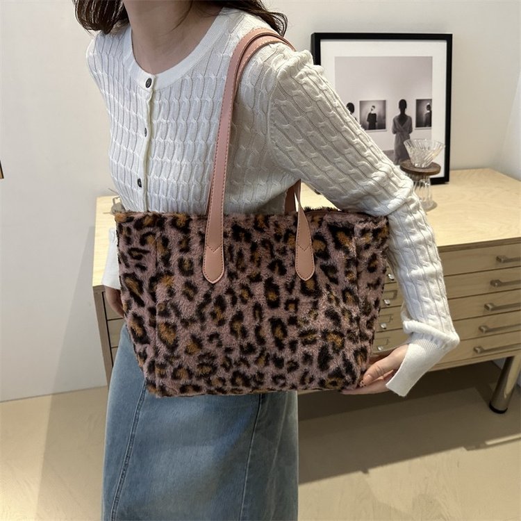 Damen Beuteltasche mit flauschiger Oberfläche Nord Taschen