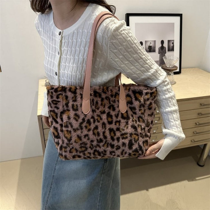 Damen Beuteltasche mit flauschiger Oberfläche Nord Taschen