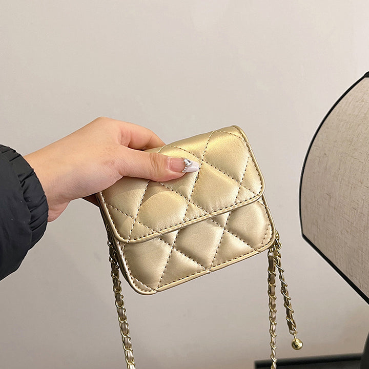 Damen Mini-Umhängetasche mit glänzender Kette und charmantem Anhänger Nord Taschen