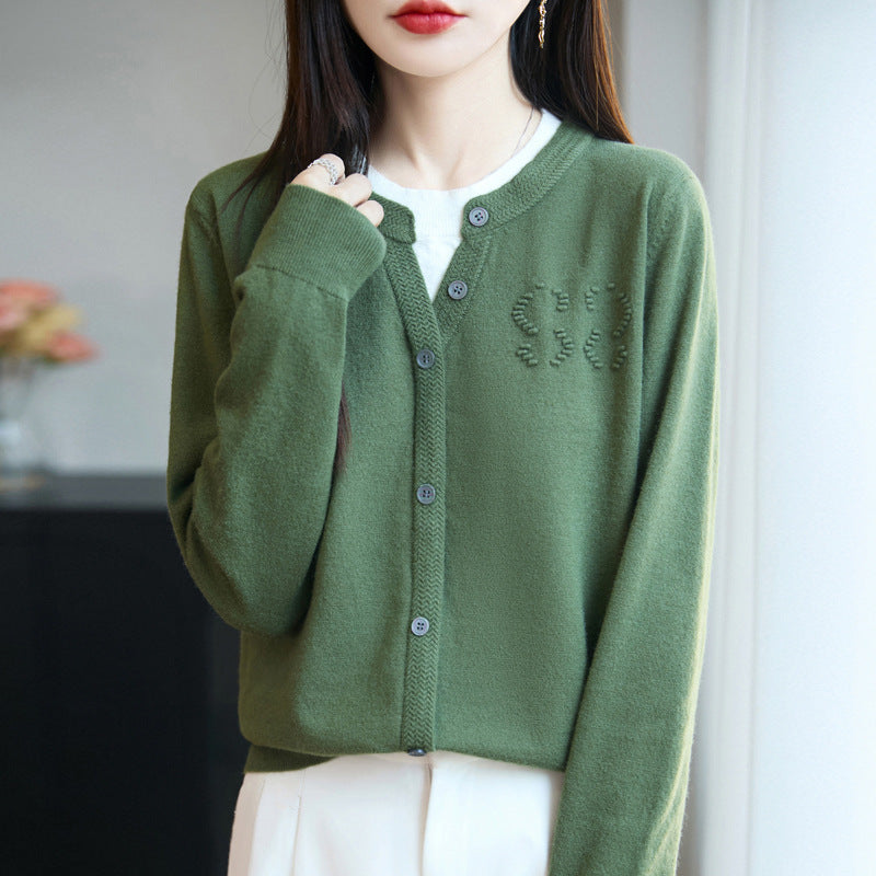 Damen Kurzer Feinstrick-Cardigan mit V‑Schlitzkragen, Rippenblende und dezentem Struktur‑Logo Nord Taschen