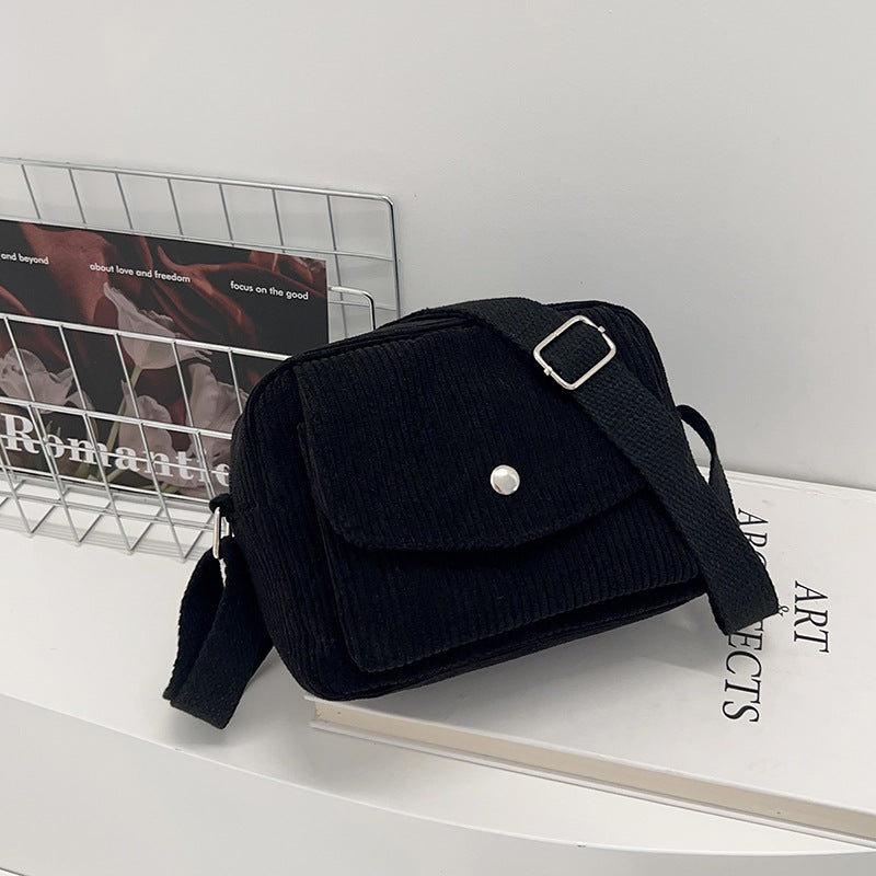 Damen Umhängetasche mit strukturierter Cord-Oberfläche und praktischem Klappenverschluss Nord Taschen