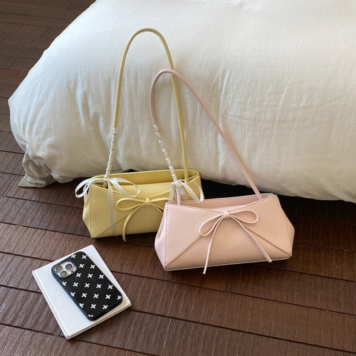 Damen elegante Umhängetasche mit dekorativem Kordelzug und buntem Anhänger Nord Taschen