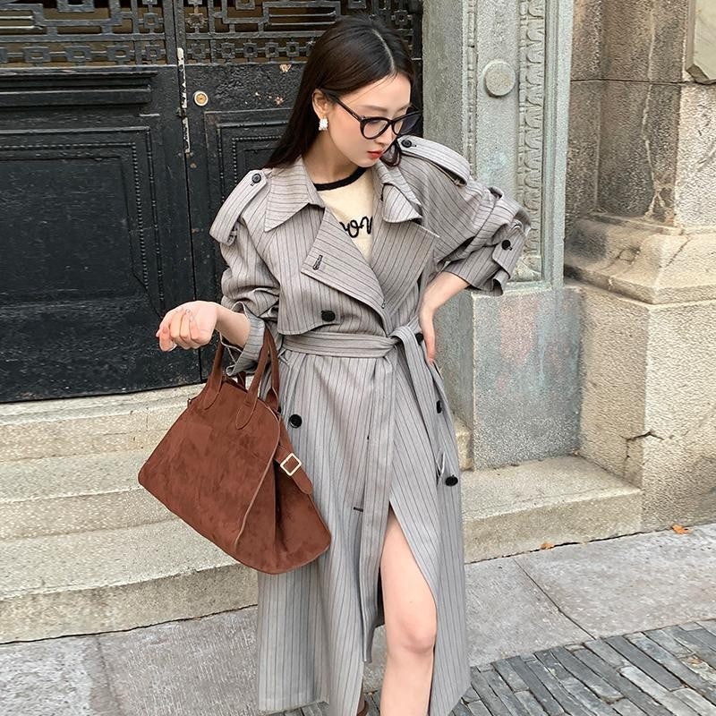 Damen Langer Nadelstreifen-Trenchcoat mit Bindegürtel Schulterpatten und ausgestelltem Saum Nord Taschen
