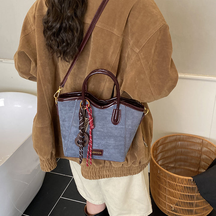 Damen modische Handtasche im eleganten Design mit verspieltem Anhänger Nord Taschen