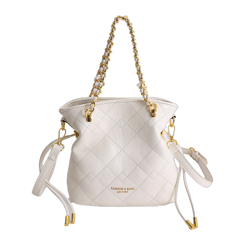 Damen Hobo-Tasche mit verspieltem Teddy-Anhänger und eleganten Kettenakzenten Nord Taschen
