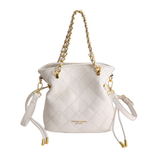 Damen Hobo-Tasche mit verspieltem Teddy-Anhänger und eleganten Kettenakzenten Nord Taschen