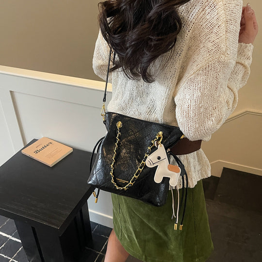 Damen moderne Hobo-Tasche mit eleganten Kettenakzenten und verspieltem Anhänger Nord Taschen