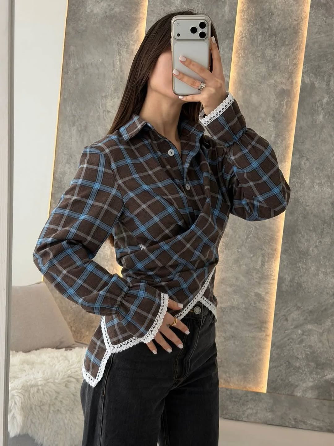 Damen kariertes Hemd mit Spitzenbesatz und asymmetrischem Wickel-Saum Nord Taschen
