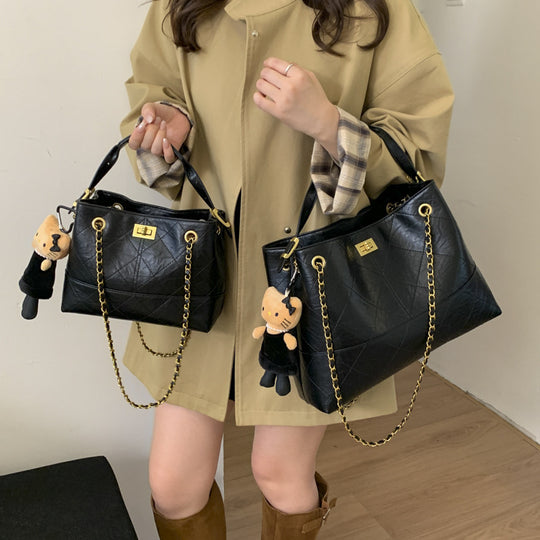 Damen Umhängetasche mit elegantem Kettenakzent und niedlichem Anhänger Nord Taschen