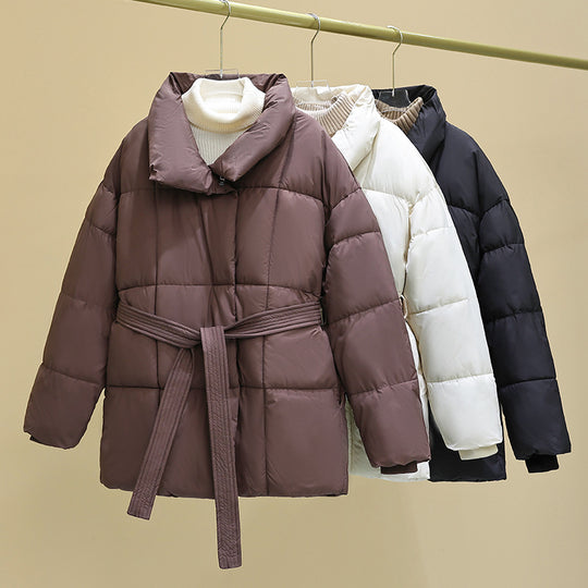 Damen nan taillierte Steppjacke mit breitem Stehkragen, gesteppter Bindegürtel und Rippenbündchen Nord Taschen