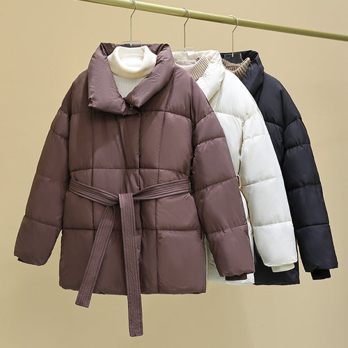 Damen nan taillierte Steppjacke mit breitem Stehkragen, gesteppter Bindegürtel und Rippenbündchen Nord Taschen