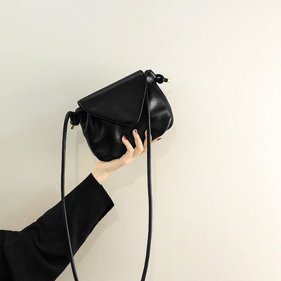 Damen Umhängetasche mit asymmetrischem Klappenverschluss und hochwertigen Ledermaterialien Nord Taschen