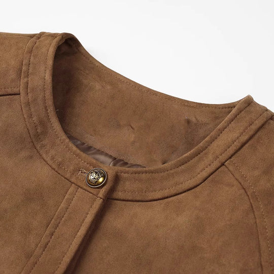 Damen Kurzjacke aus Veloursleder mit Rundhals, aufgesetzten Taschen & Umschlagmanschetten Nord Taschen