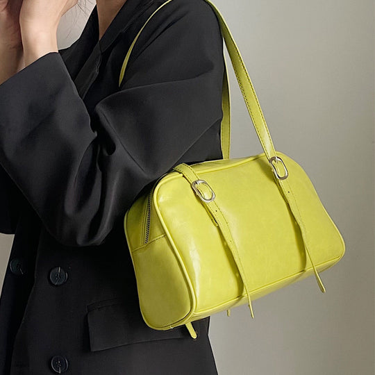 Damen Handtasche mit elegantem Glanz und verstellbaren Trageriemen Nord Taschen
