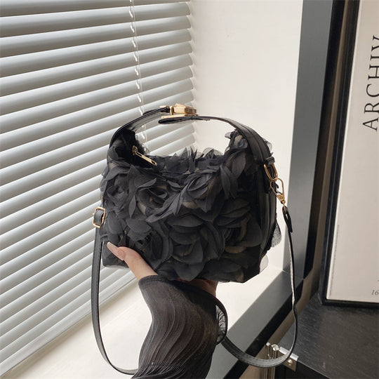 Damen Umhängetasche mit floralen Applikationen und elegantem Verschluss Nord Taschen