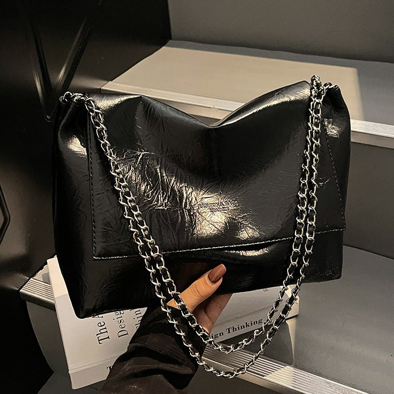 Damen Umhängetasche mit elegantem Kettenakzent Nord Taschen