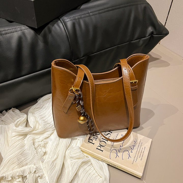 Damen elegante Umhängetasche mit charmantem Anhänger Nord Taschen