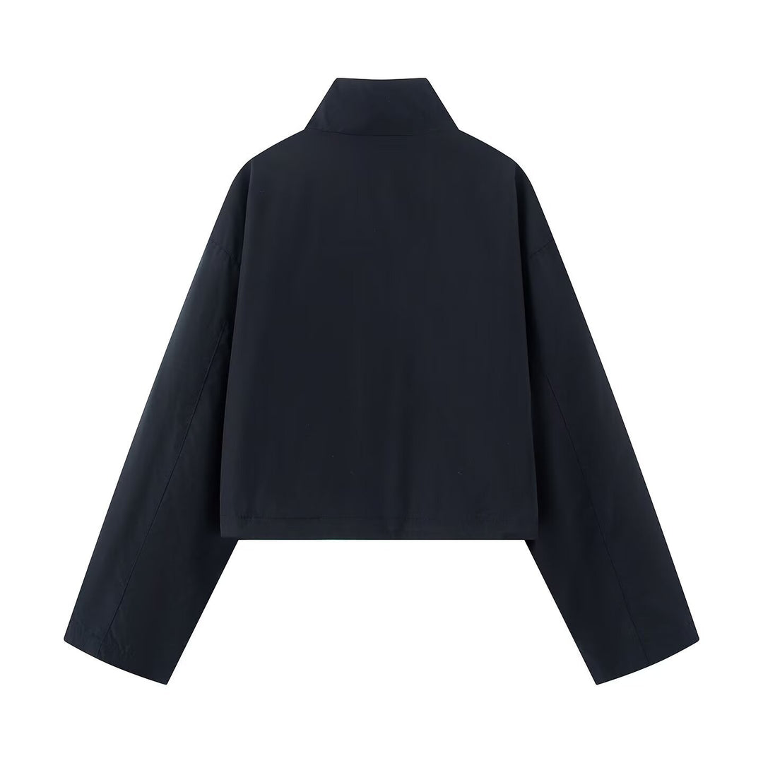 Damen Kurze Boxy-Utility-Jacke mit hohem Funnelkragen, großen Pattentaschen und Kordelzug Nord Taschen