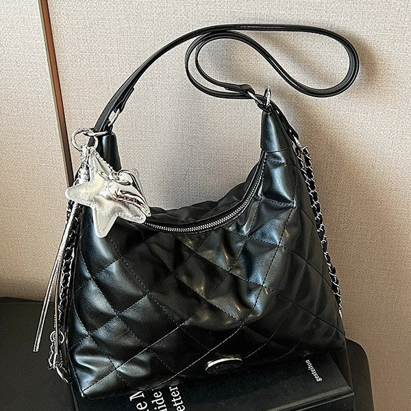 Damen Schultertasche im modernen Steppdesign mit dekorativem Anhänger Nord Taschen