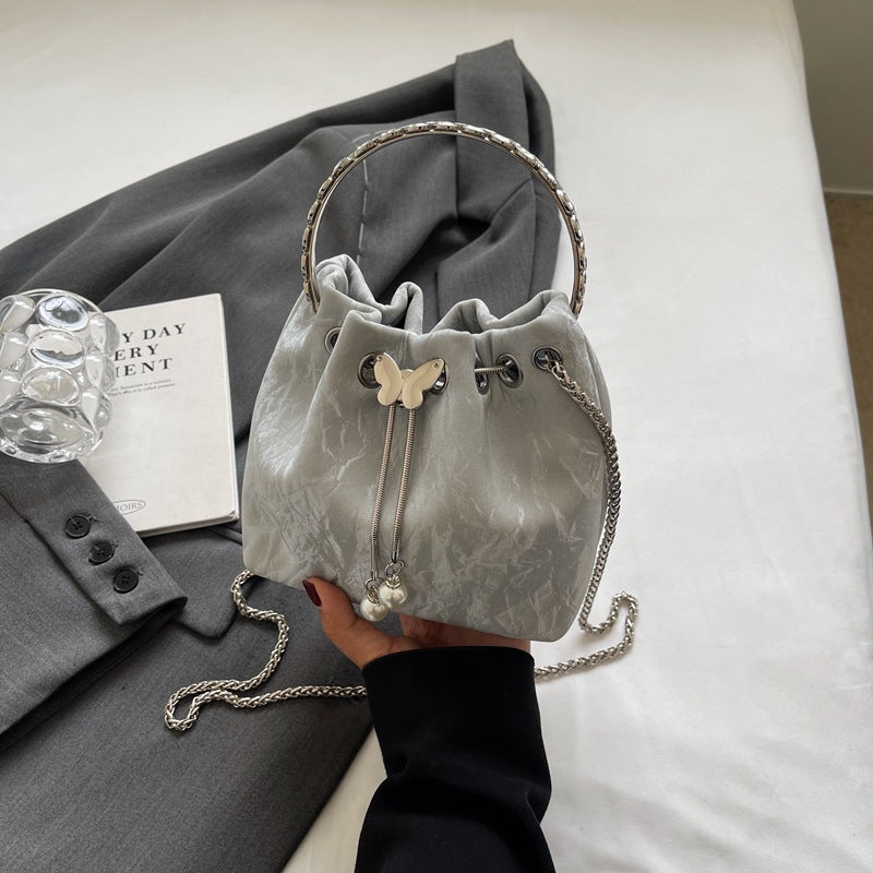 Damen Beuteltasche aus hochwertigen Materialien mit verspieltem Schmetterling Nord Taschen