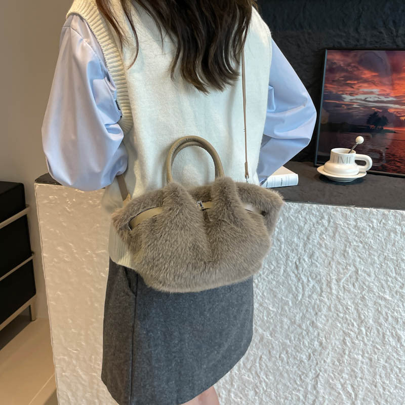 Damen Umhängetasche mit kuscheligem Fell-Design Nord Taschen
