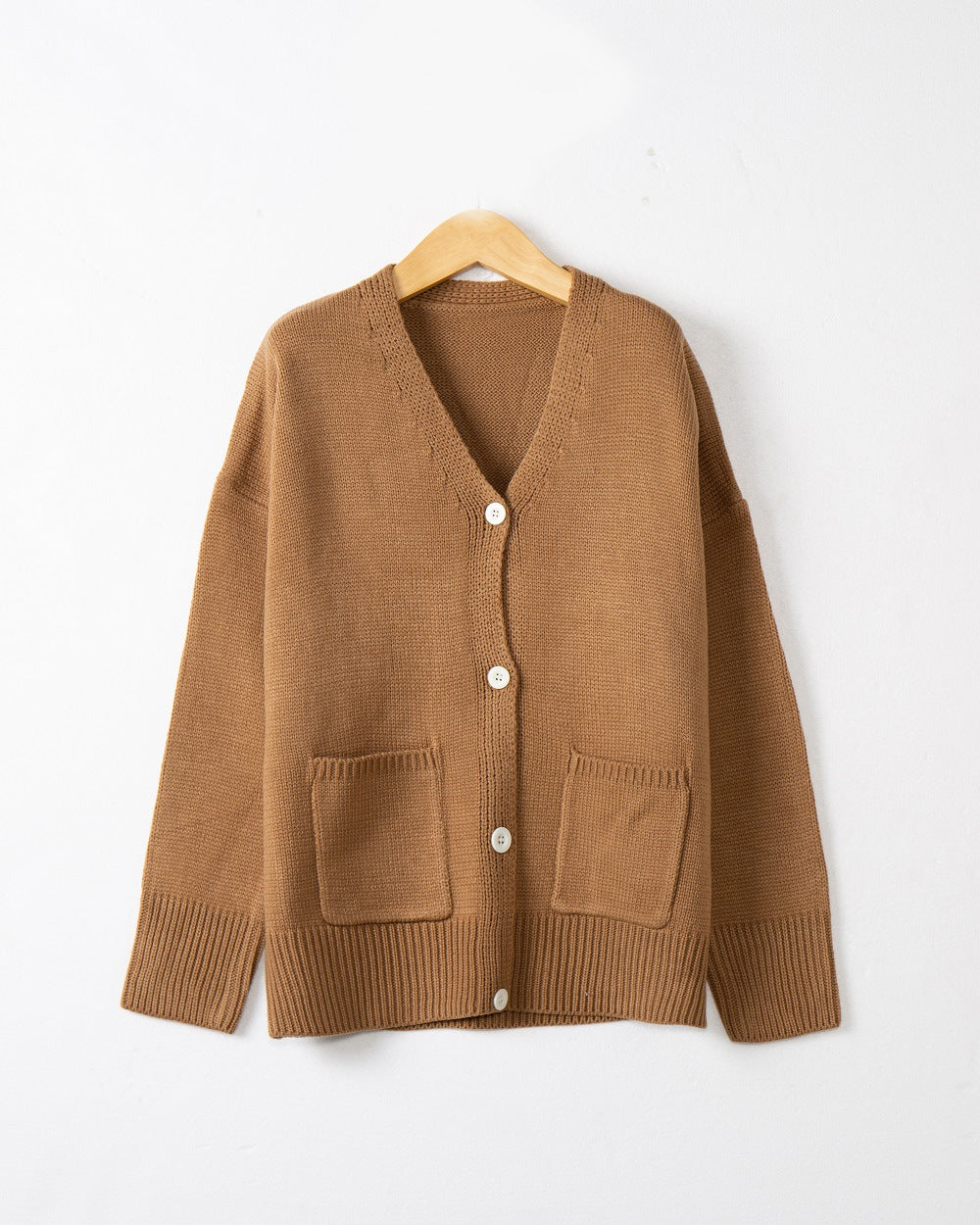 Damen Feiner Oversize-Strickcardigan mit V-Ausschnitt, Knopfleiste und aufgesetzten Eingrifftaschen Nord Taschen