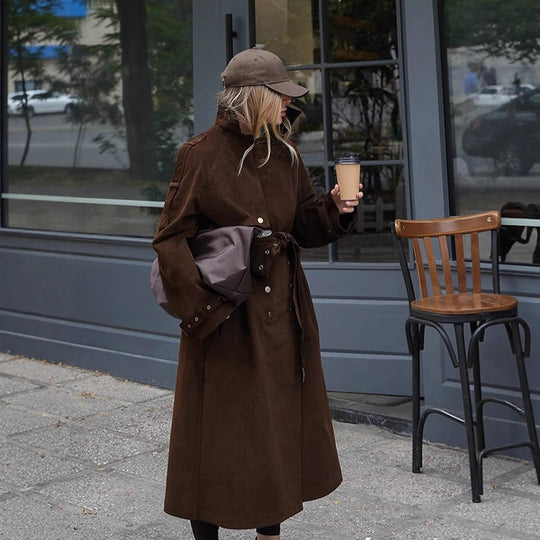 Damen Maxilanger Trenchcoat aus Veloursoptik mit doppelreihiger Knopfleiste und oversized Schnitt Nord Taschen