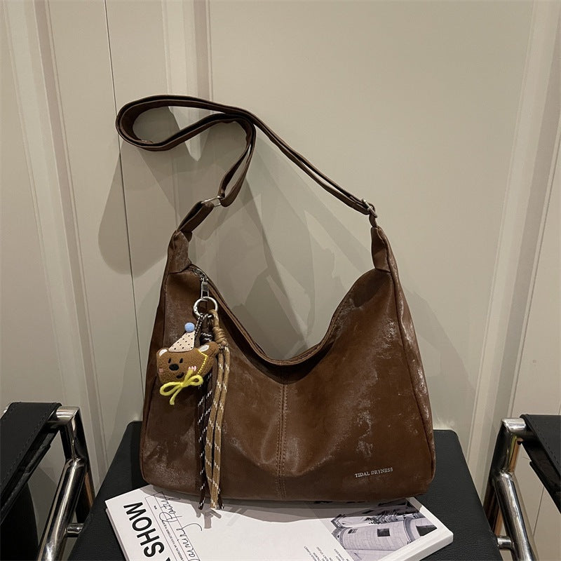 Damen Hobo-Tasche aus weichem Kunstleder mit verspieltem Anhänger Nord Taschen