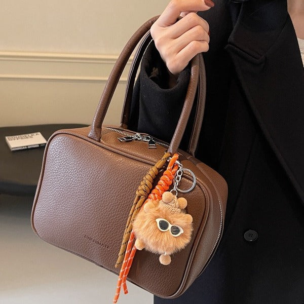 Damen Handtasche im stilvollen Design mit abnehmbarem Kuschelanhänger | Nord Taschen