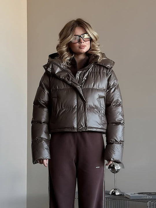 Damen Kurz geschnittene glänzende Steppjacke mit hohem Stehkragen und Druckknopfleisten Nord Taschen