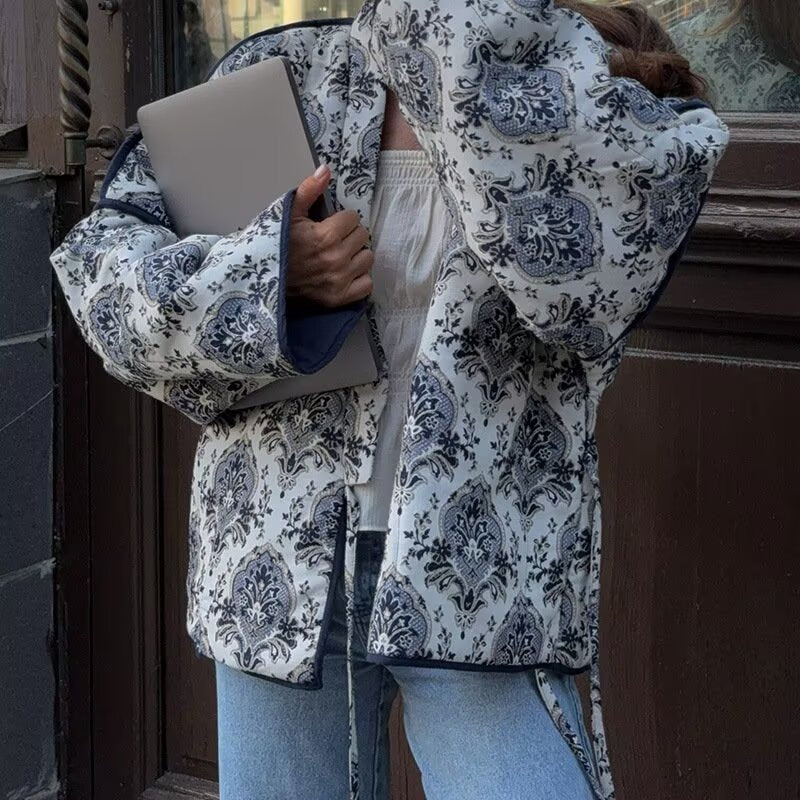 Damen Gesteppte Kimono‑Jacke mit ornamentaler Jacquardoptik und kontrastierter Paspel Nord Taschen