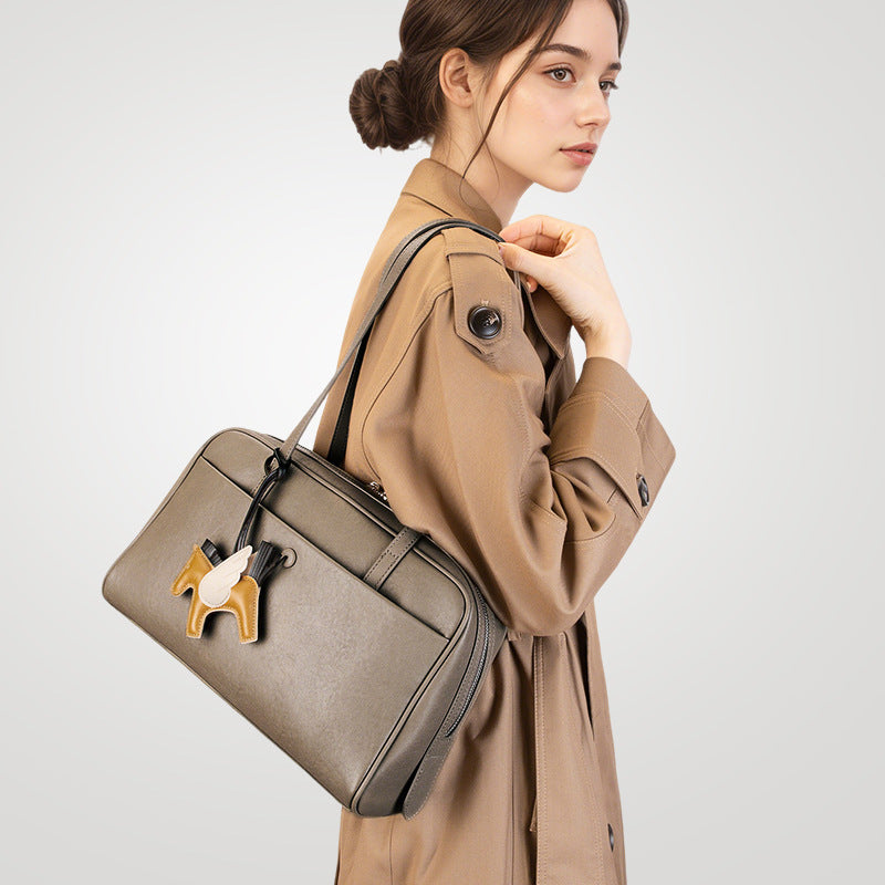 Damen Handtasche im eleganten Design mit verspieltem Anhänger Nord Taschen