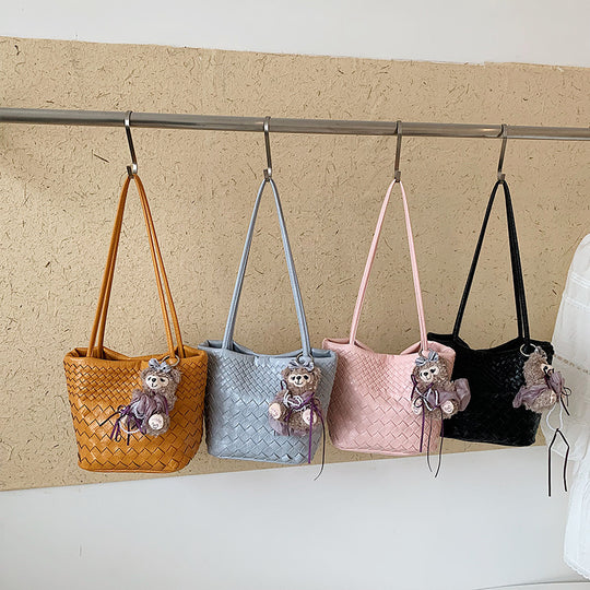 Damen modische Einkaufstasche mit geflochtenem Design und niedlichem Anhänger Nord Taschen