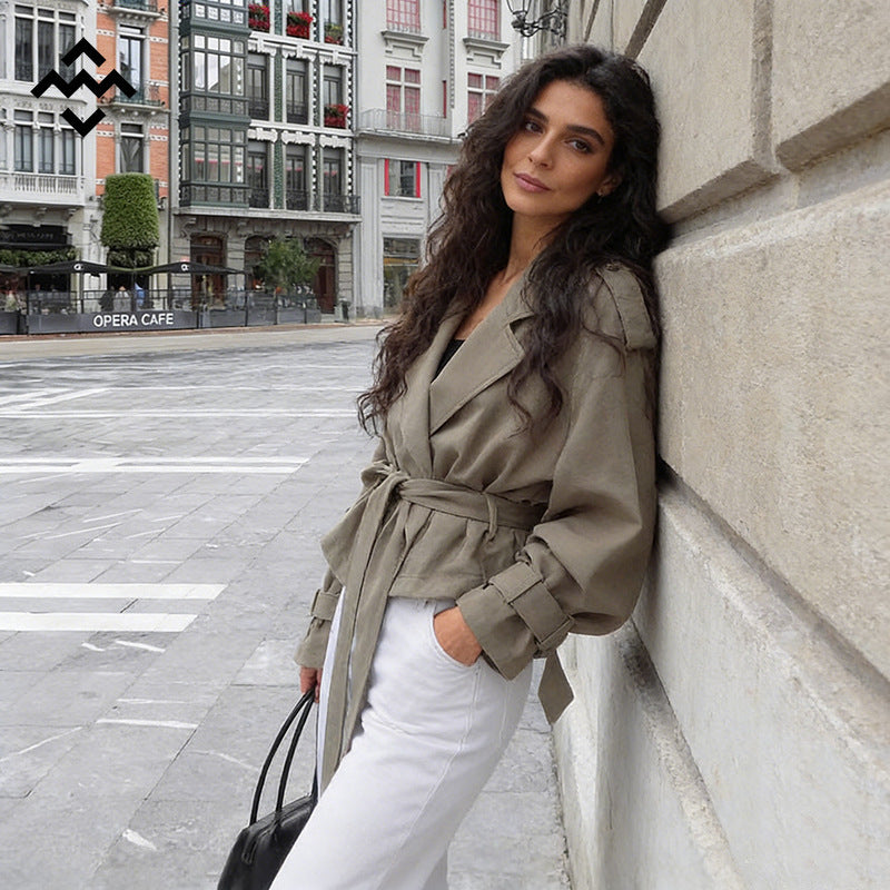 Damen Leichte Kurztrenchjacke mit weiten Revers, langen Bindegürtel und verstellbaren Manschetten Nord Taschen