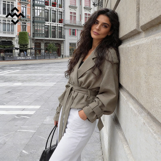 Damen Leichte Kurztrenchjacke mit weiten Revers, langen Bindegürtel und verstellbaren Manschetten Nord Taschen