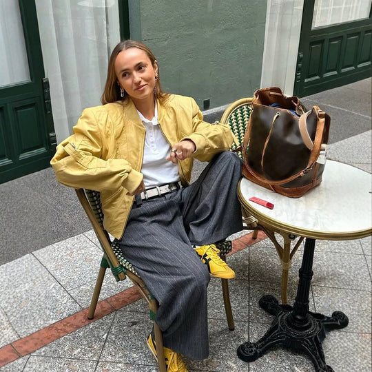 Damen Kurz‑Bomberjacke im Boxy‑Cut mit markanten Nahtdetails, Reißverschlusstaschen und gerippten Bündchen Nord Taschen