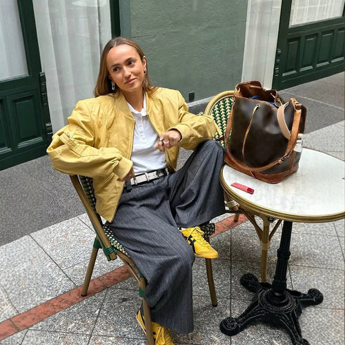 Damen Kurz‑Bomberjacke im Boxy‑Cut mit markanten Nahtdetails, Reißverschlusstaschen und gerippten Bündchen Nord Taschen